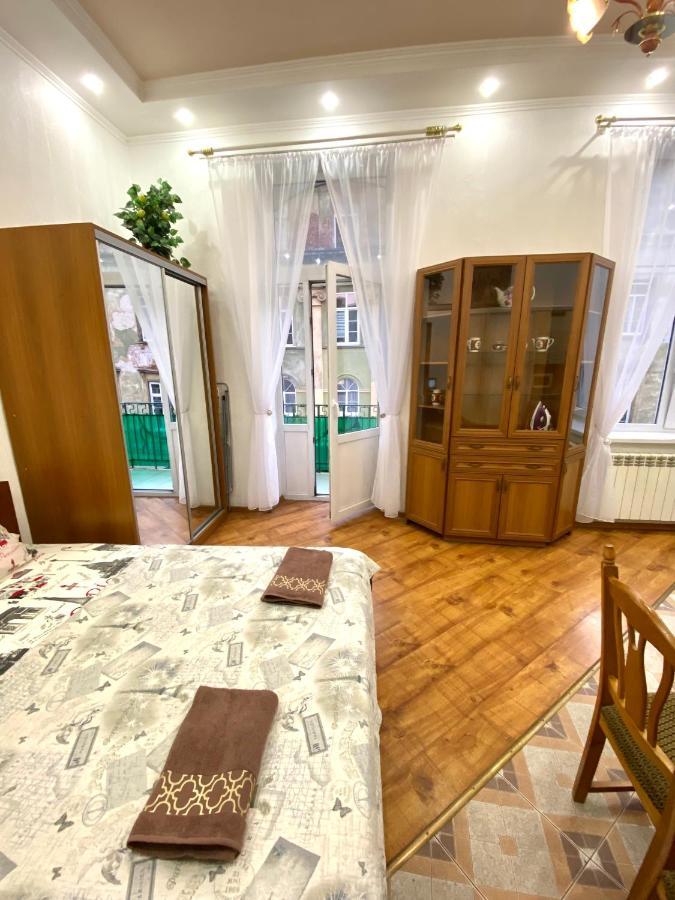 Навпроти Вернісажу Біля Оперного Вулиця Театральна 26 Є Балкон Та Інернет Lviv Exterior foto