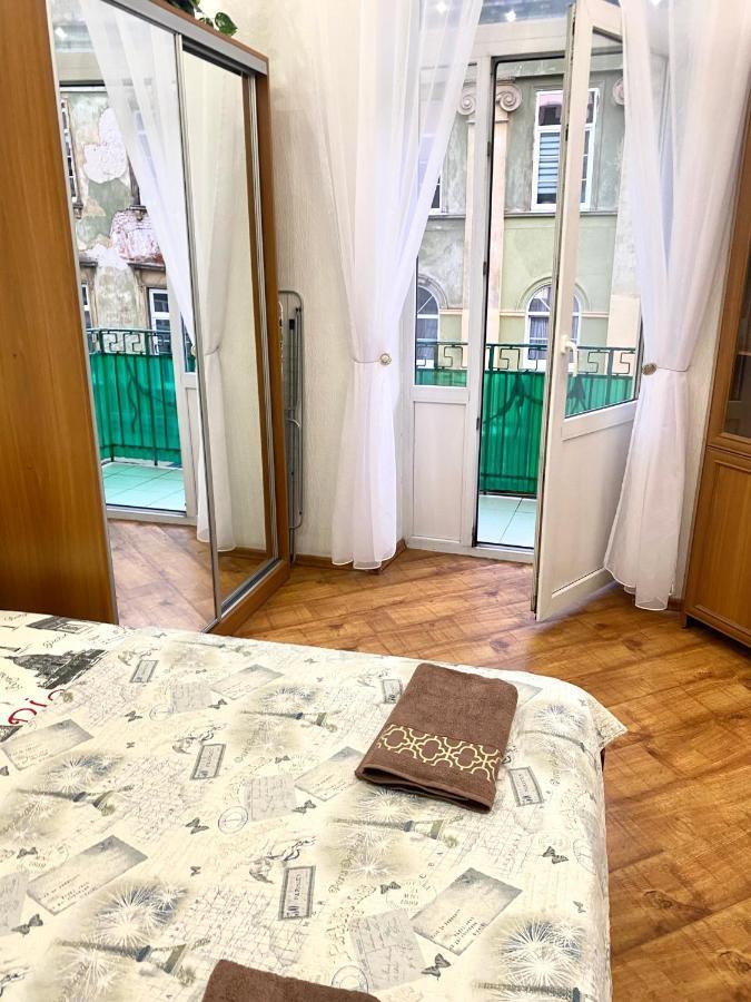 Навпроти Вернісажу Біля Оперного Вулиця Театральна 26 Є Балкон Та Інернет Lviv Exterior foto
