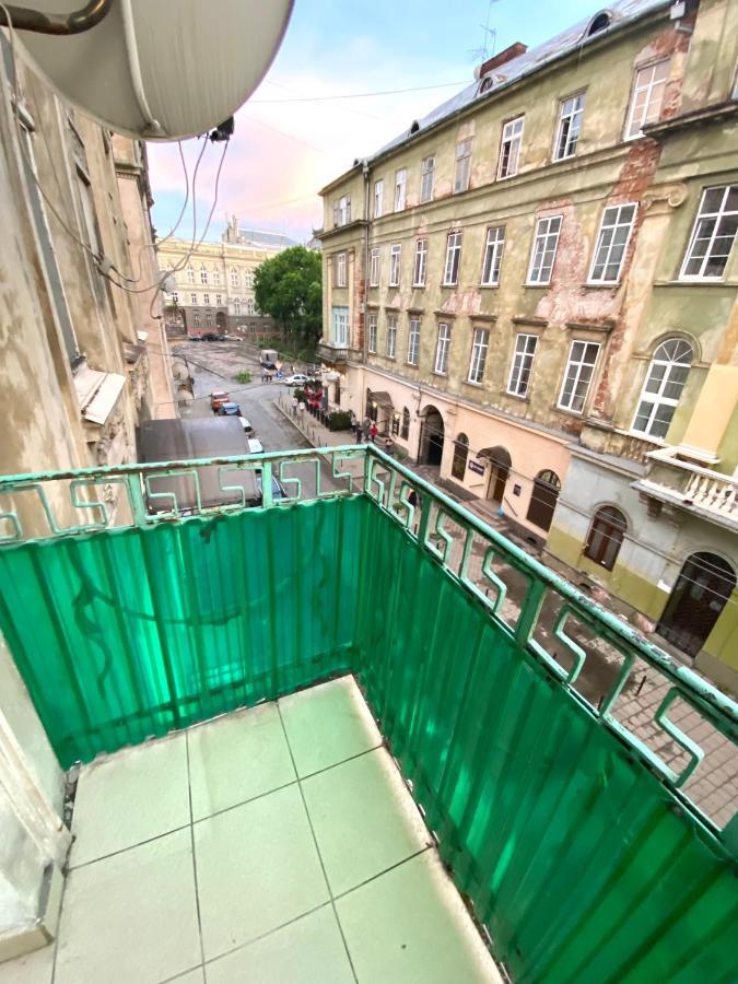 Навпроти Вернісажу Біля Оперного Вулиця Театральна 26 Є Балкон Та Інернет Lviv Exterior foto